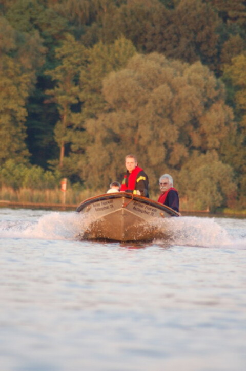 Fahrendes Boot mit zwei Personen 