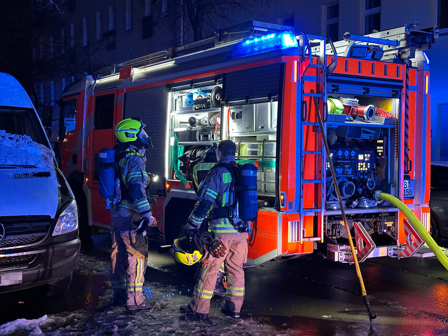 Angriffstrupp rüstet sich für die Brandbekämpfung aus.