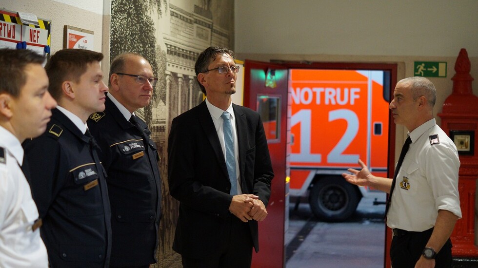 Informationsaustausch in der Feuerwache Schöneberg