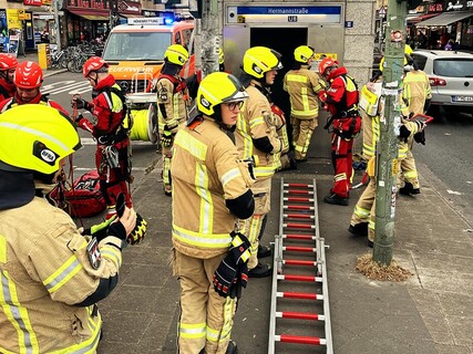 Vorbereitung der Rettungsmaßnahmen mit Leitern und den Höhenrettern