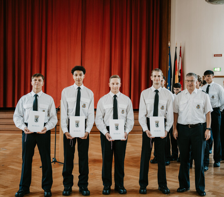 Gruppenbild der Ernannten und Beförderten