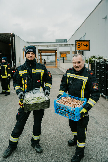 Helferinnen und Helfer beim Sortieren und Verladen