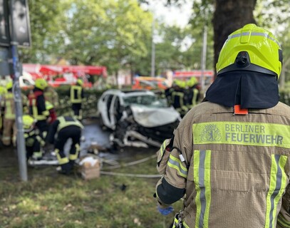 Einsatzkräfte am Pkw