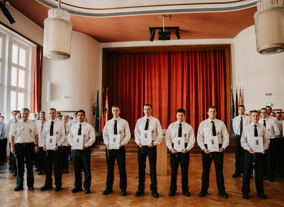 Gruppenbild der Ernannten und Beförderten