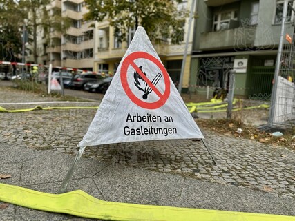 Warnhinweisschild vor der Einsatzstelle 