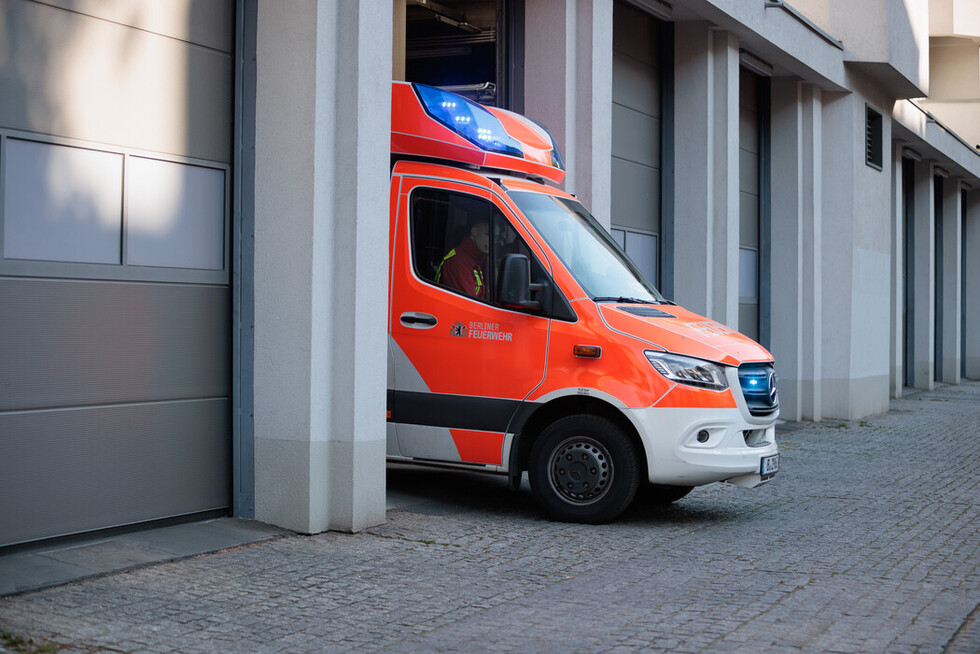 Rettungswagen fährt aus der Fahrzeughalle