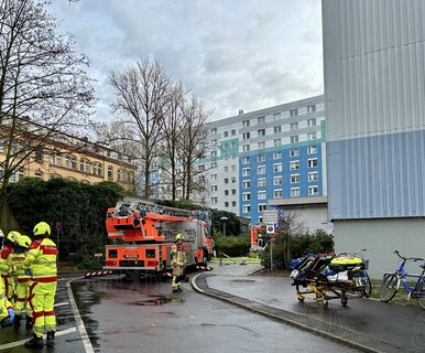 Rettungskräfte und Drehleiter in Bereitschaft 