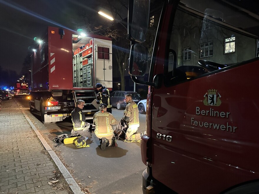 Atemschutzgerätetausch am AB Atemschutz und Grobreinigung und Kleidungswechsel am GW Hygiene