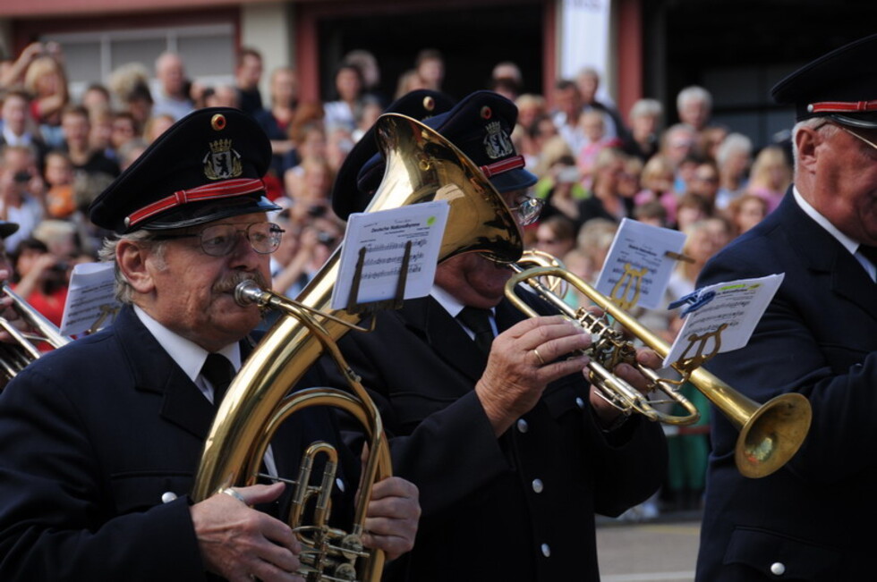 Feuerwehrleute mit Horn und Trompete