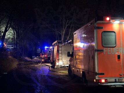 Einsatzfahrzeuge vor Ort