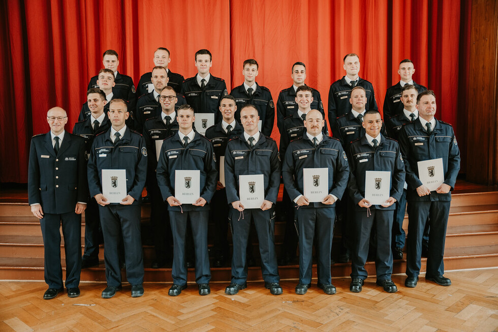 Gruppenbild der ernannten Brandmeister auf Probe