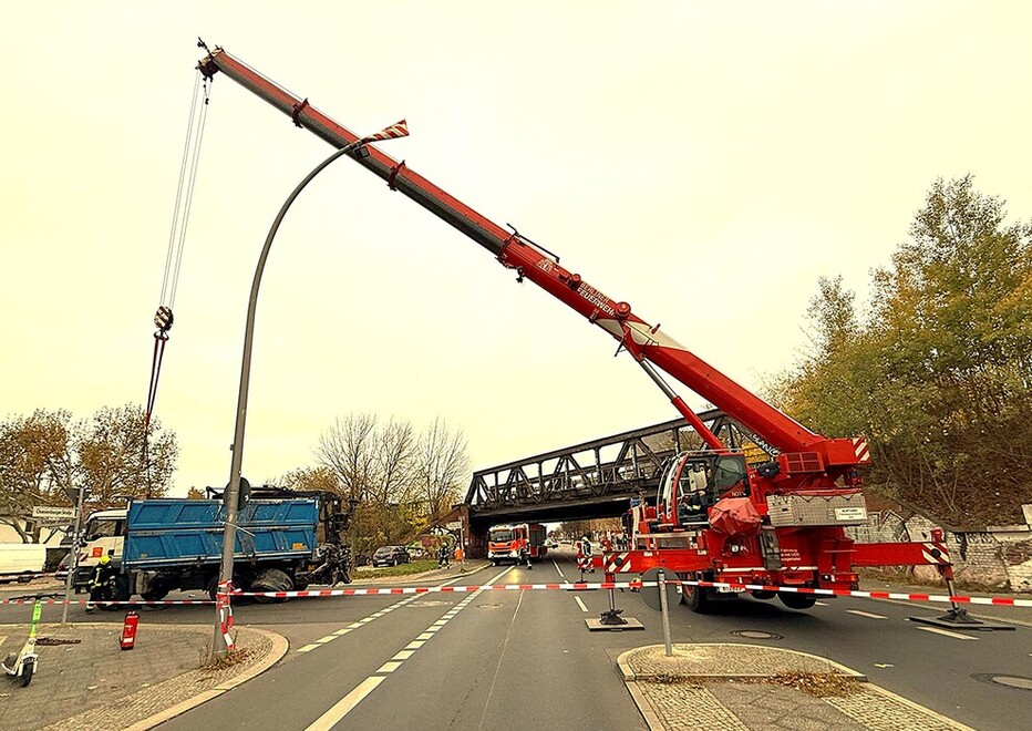 Feuerwehrkran stabilisiert verunfallten Lkw