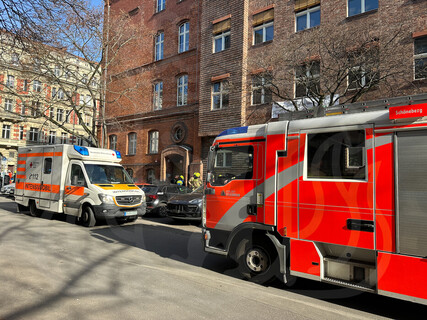 Einsatzfahrzeuge vor der Schule