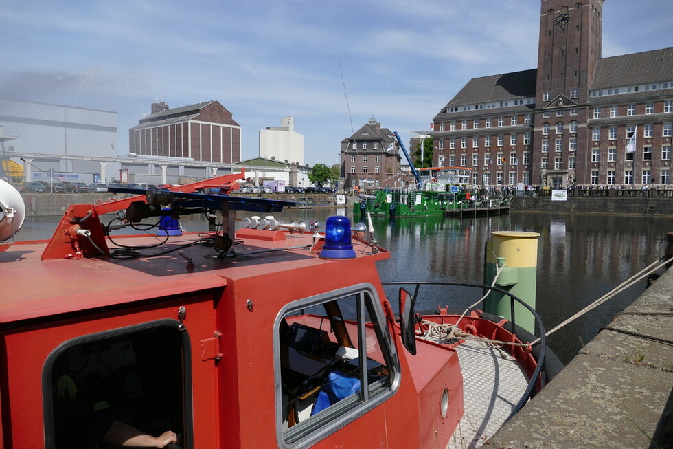 Das Löschboot der Wache Spandau-Süd bei der Taufe des weltweit ersten Schubbootes 