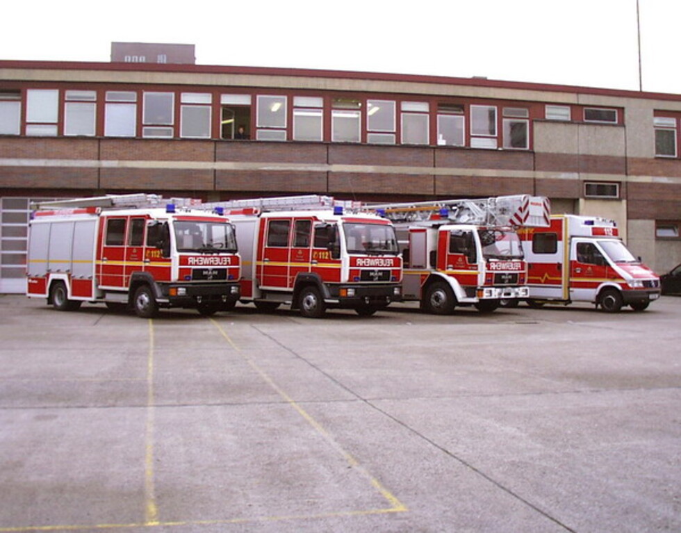 Einsatzfahrzeuge vor einer Feuerwache