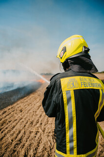 Einsatzkraft bei der Brandbekämpfung