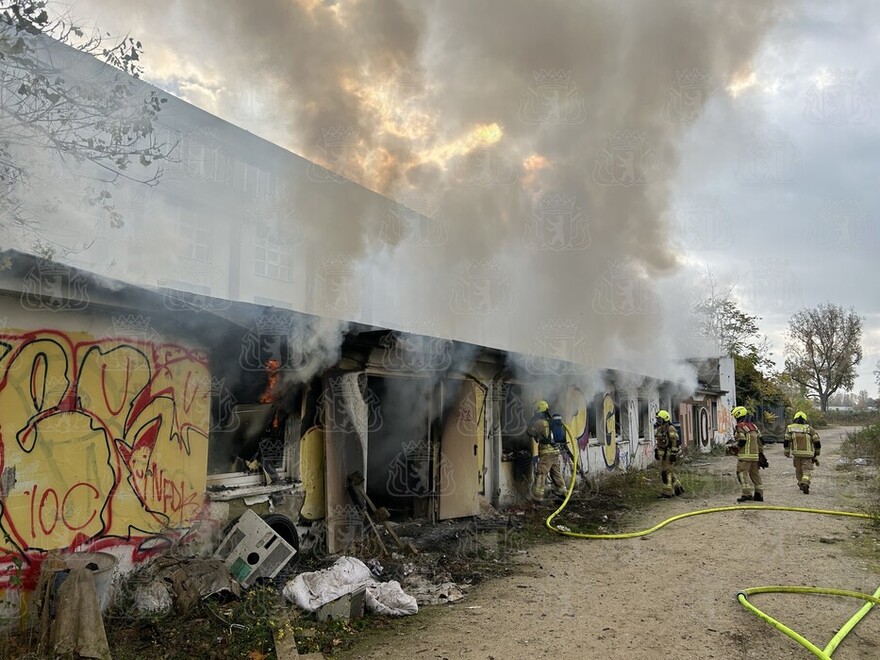 Einsatzkräfte bei der Brandbekämpfung