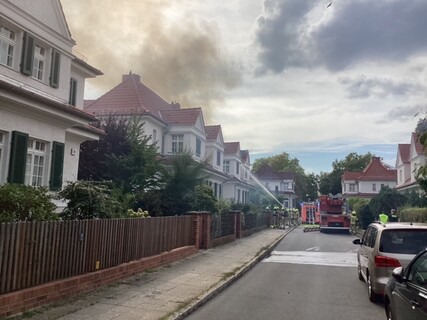 Die Brandbekämpfung am Reihenhaus wird eingeleitet.