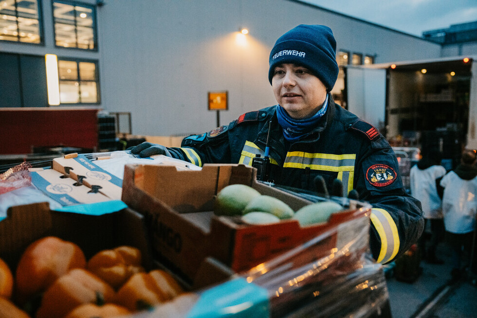 Helferinnen und Helfer beim Sortieren und Verladen