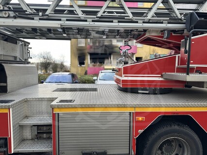 Drehleiter vor der Einsatzstelle