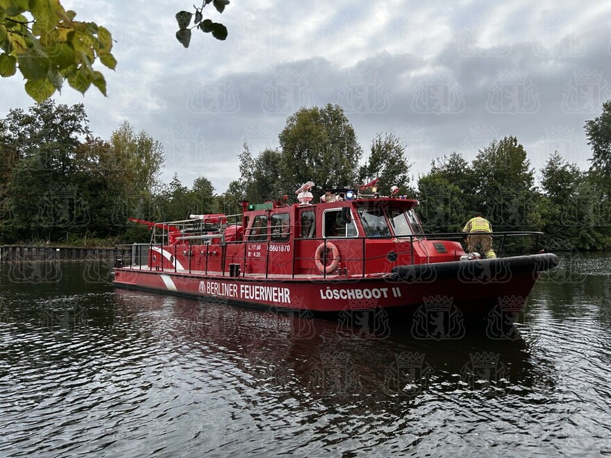 Löschboot legt an der Einsatzstelle an