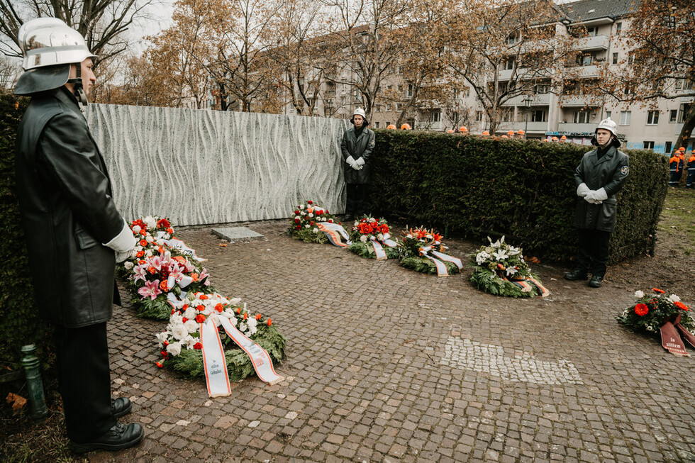 Blumenkränze am Ehrenmal