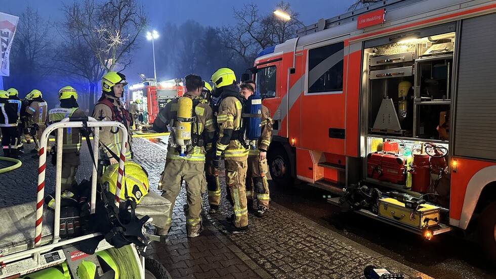 Einsatzkräfte am Löschfahrzeug