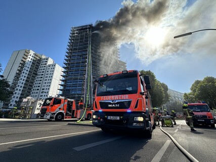 Einsatzfahrzeuge vor dem Objekt