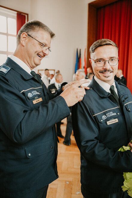 Vorgesetzte Gratulieren ihren Mitarbeitenden