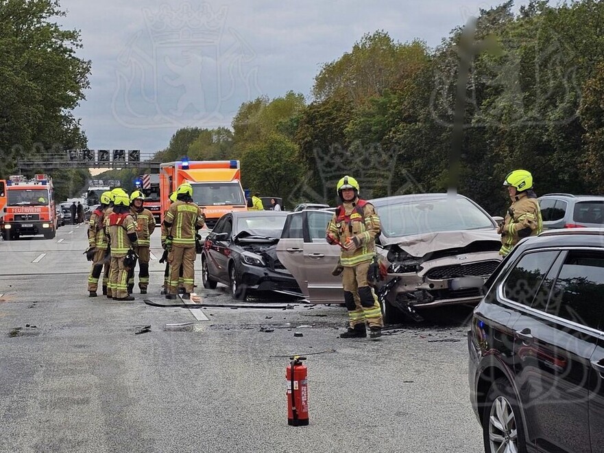 Einsatzstelle mit vier verunfallten Fahrzeugen