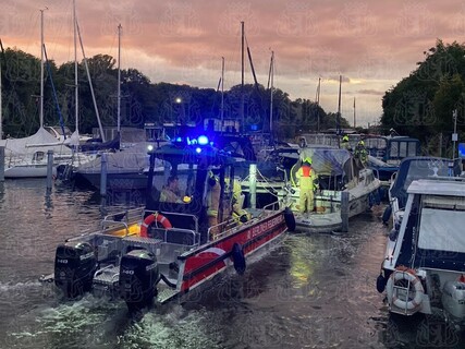 Mehrzweckboot vor dem betroffenen Motorboot