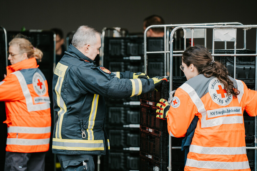 Helferinnen und Helfer beim Sortieren und Verladen.