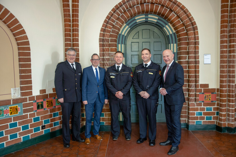 v.l.n.r. : LBD Prof. Dr. Homrighausen, Bezirksbürgermeister von Köpenick Oliver Igel, Wehrleiter der FF Lichtenberg Lars Kulowatz, stellvertretender Wehrleiter der FF Köpenick Rene Redler und der Regierende Bürgermeister Kai Wegner