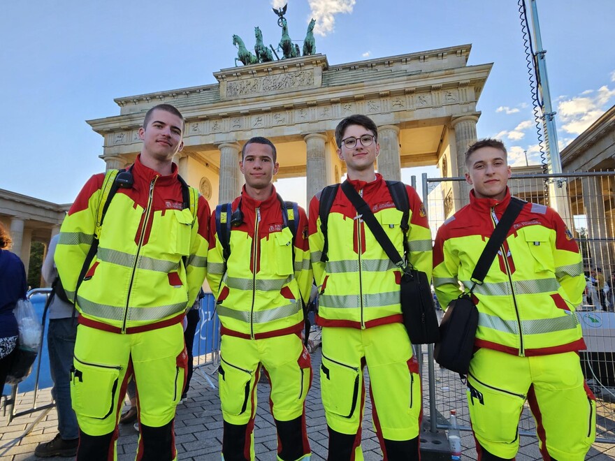 Ersthelfertrupp mit Notfallrucksack und Defibrillator