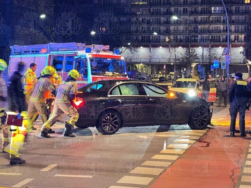 Pkw wird von der Kreuzung verbracht