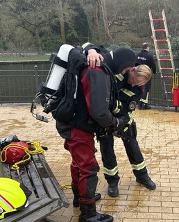 Symbolbild: Taucher wird für den Einsatz vorbereitet