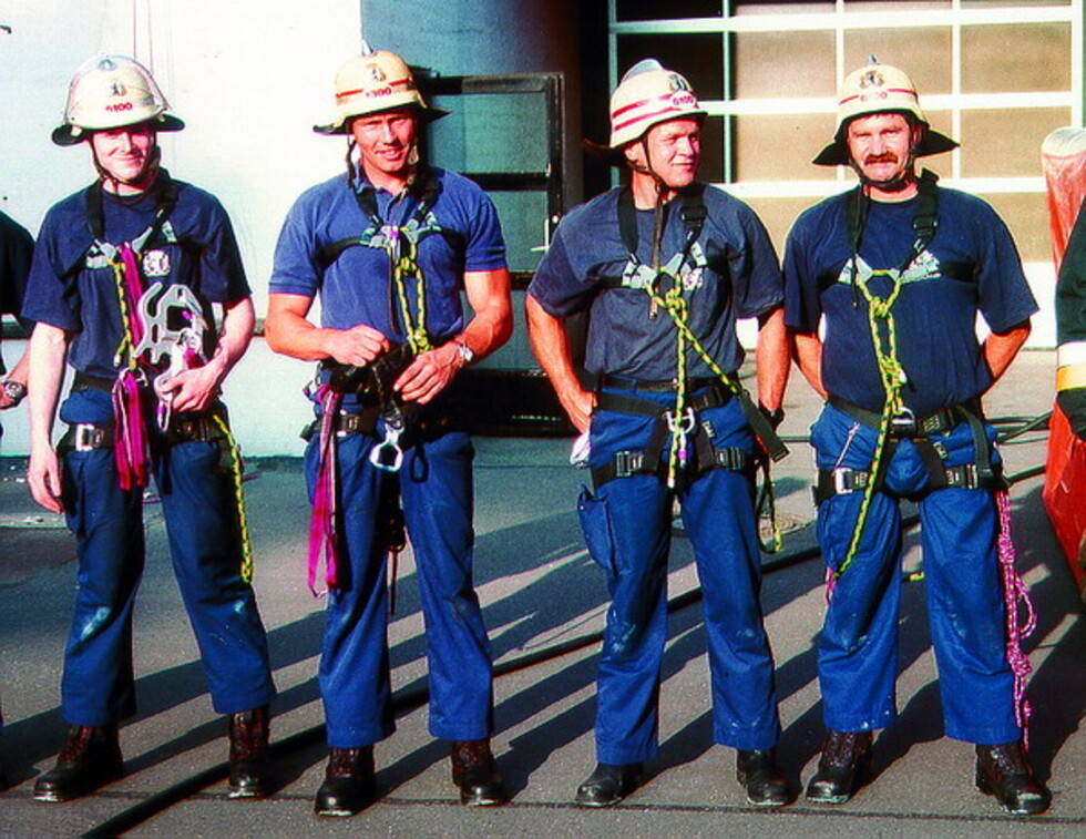 Gruppenfoto Feuerwehrleute mit Ausrüstung