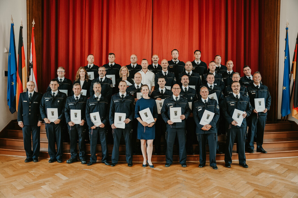 Gruppenbild der Tarifbeschäftigten und beförderten Kräfte.