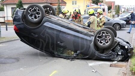 PKW auf dem Dach (Bild: Dennis Kowyrkin)