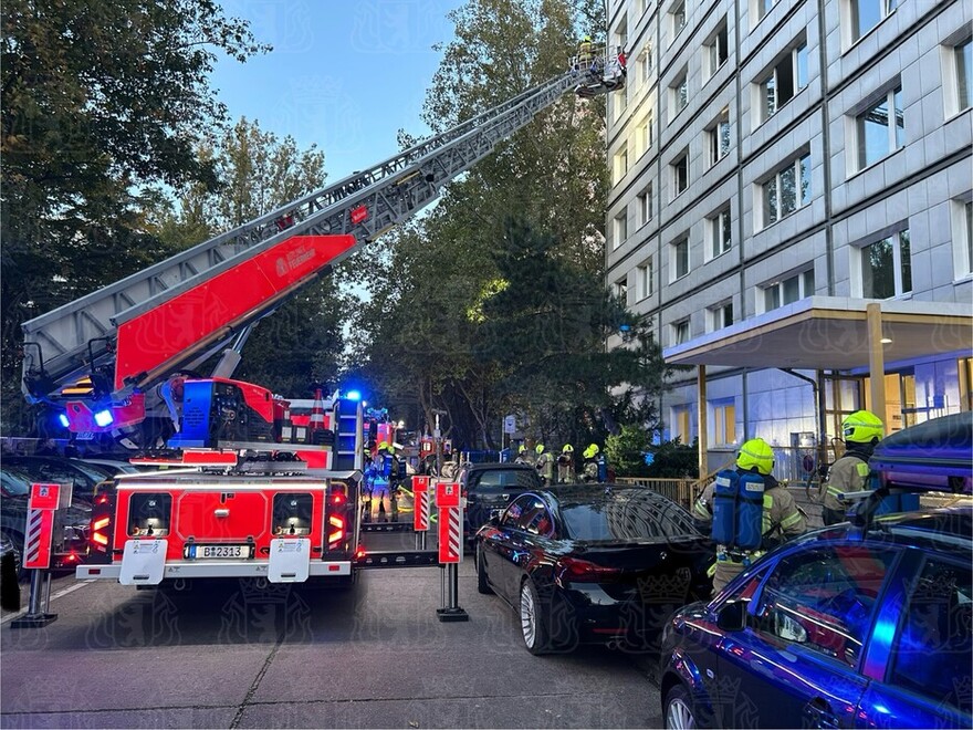 Drehleiter vor der Einsatzstelle