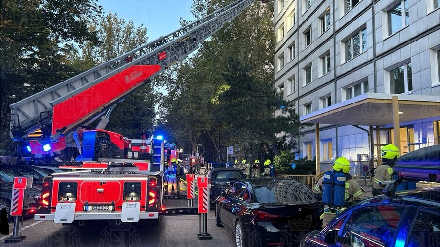 Drehleiter vor der Einsatzstelle