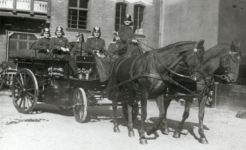 Feuerwehrleute auf Wagen