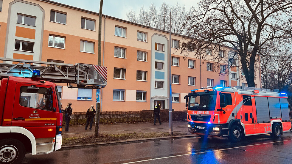 Drehleiter und Löschfahrzeug vor dem Brandobjekt. 