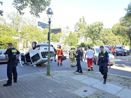 Einsatzstelle mit Fahrzeug auf dem Dach