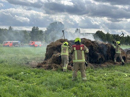 Einsatzkräfte bei der Arbeit