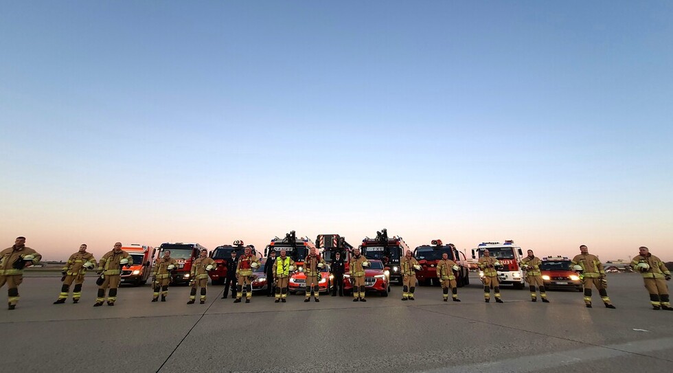 Fahrzeugaufstellung zu einem letzten Korso der Flughafenfeuerwehr Tegel