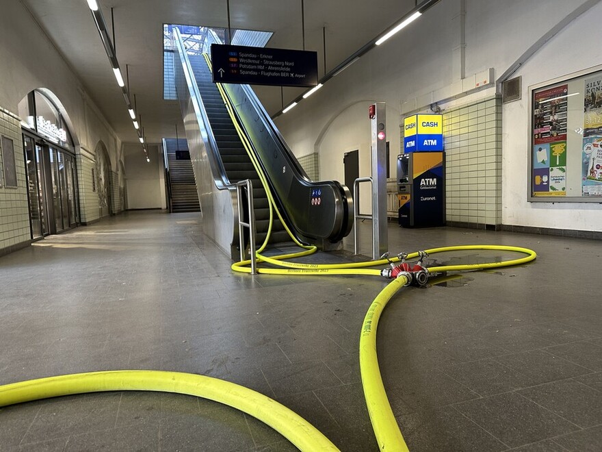 Löschwasserversorgung in Richtung Brandstelle