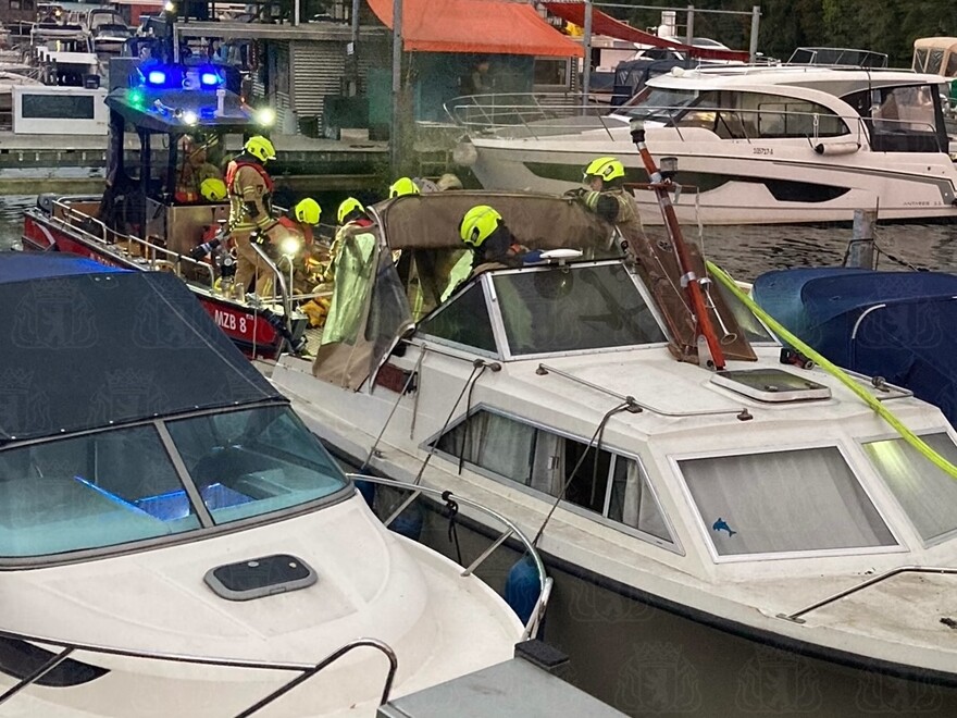 Einsatzkräfte auf dem betroffenen Motorboot