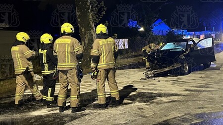 Feuerwehrleute bei Aufräumarbeiten vor einem der verunfallten PKW