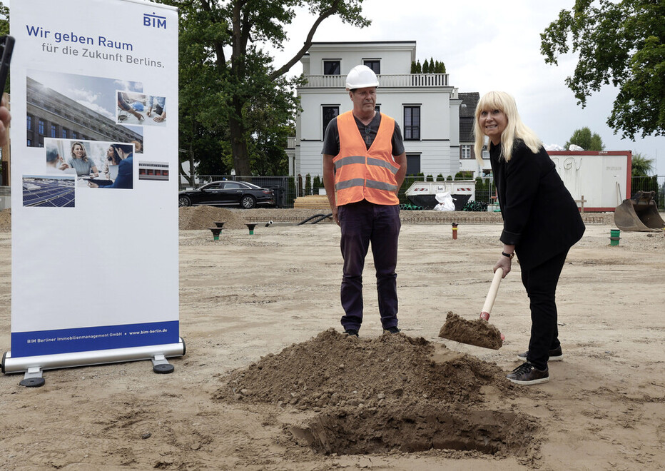 Die Zeitkapsel wird im Boden eingebettet.